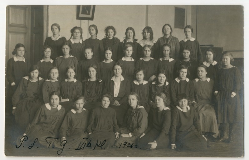 Foto. Pärnu Linna Tütarlastegümnaasiumi IIIb klass 1926. aastal