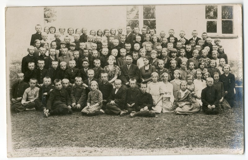 Foto albumis. Õpilased Koonga kooli ees