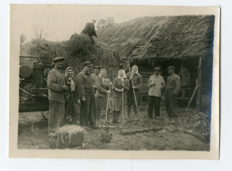 Foto albumis. Talgud Vanaõue talus 1948