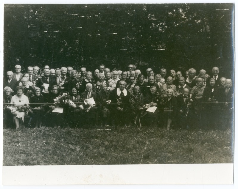 Foto albumis. Kuldleer Mihkli koguduses 1985. aastal