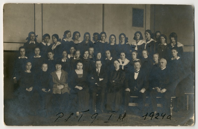 Foto. Pärnu Tütarlastegümnaasiumi I klass 1924. aastal