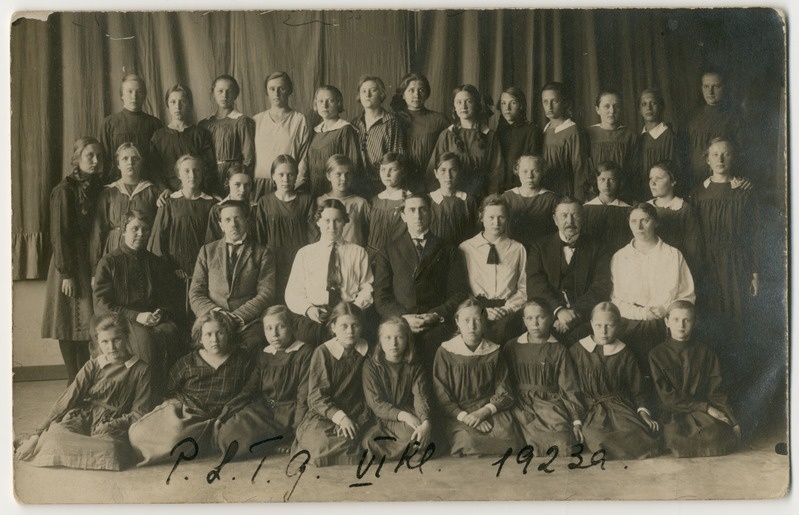 Foto. Pärnu Tütarlastegümnaasiumi VI klass 1923. aastal