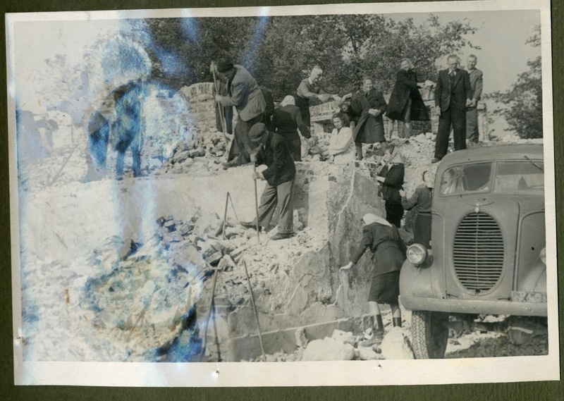 Foto albumist. Keskuse töötajad taastamas I.