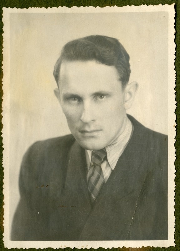 Foto albumist. Jaotusbaasi juht Kirikall