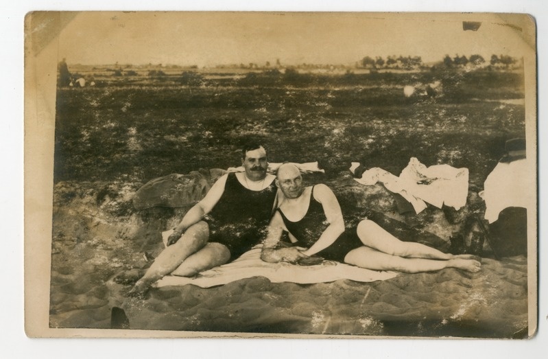 Foto albumis. Mehed rannas