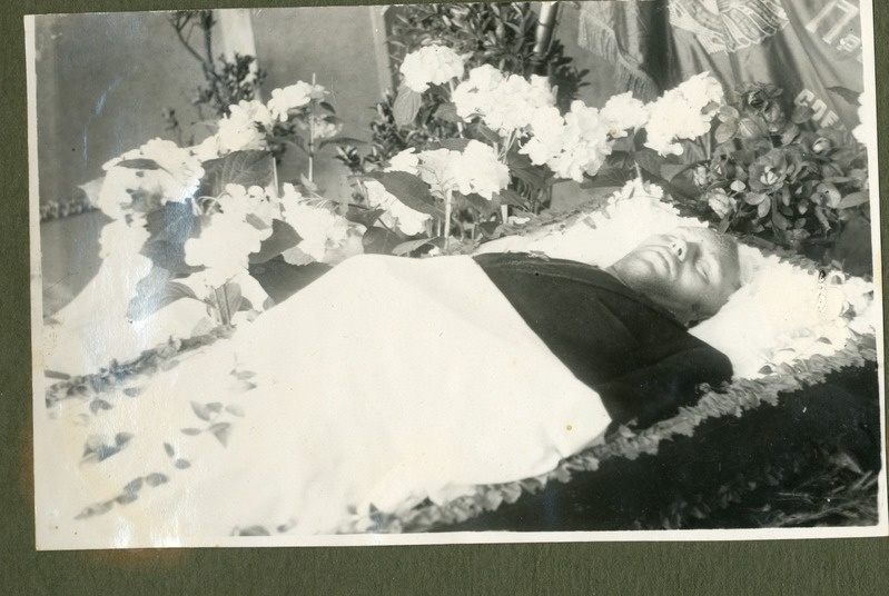 Foto albumis. Direktor E. Justi matused