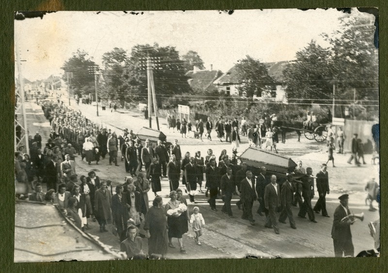 Foto albumis.  E.Justi matuse rongkäik Riia maanteel.