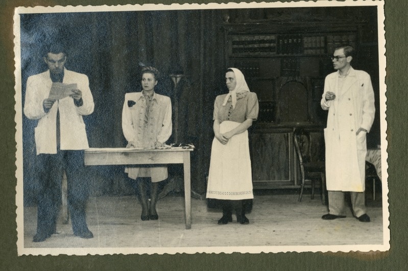 Foto albumis. Stseen lavastusest II