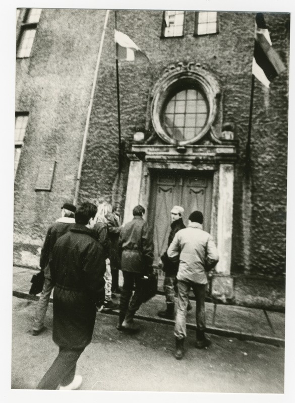 Foto.Õpilasnoorsoo pikett Pärnu Raekoja ees.