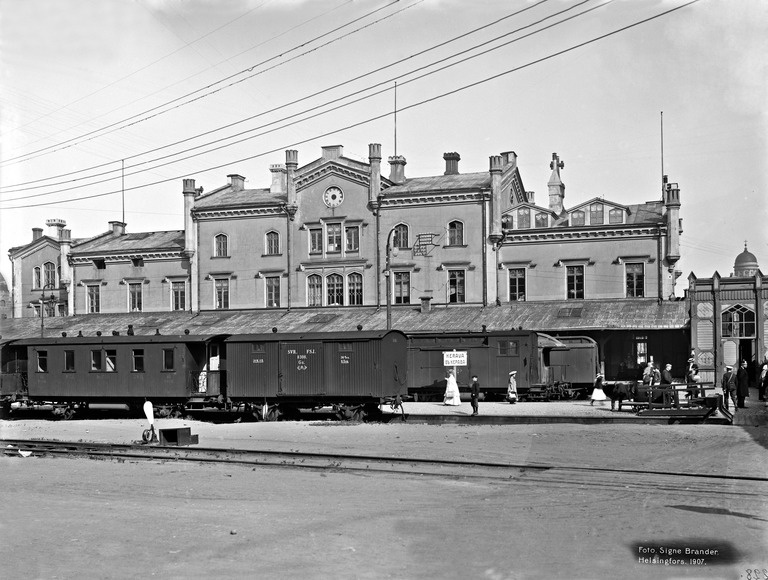 Helsingin rautatieasema ratapihan puolelta.