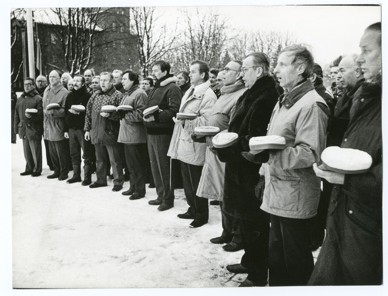 Foto.M.Lüdigi nim. meeskoor Lipuväljakul lipulaulu laulmas