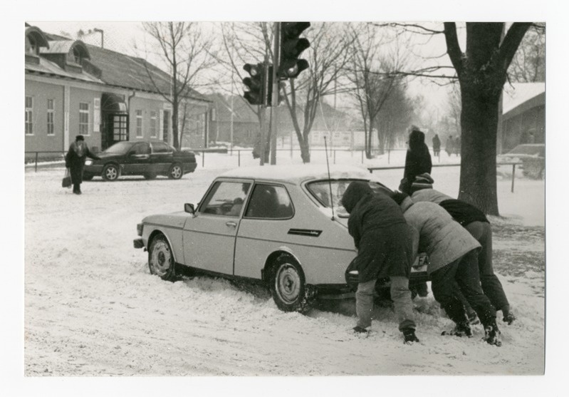 Foto. Sõiduautot lükkavad inimesed