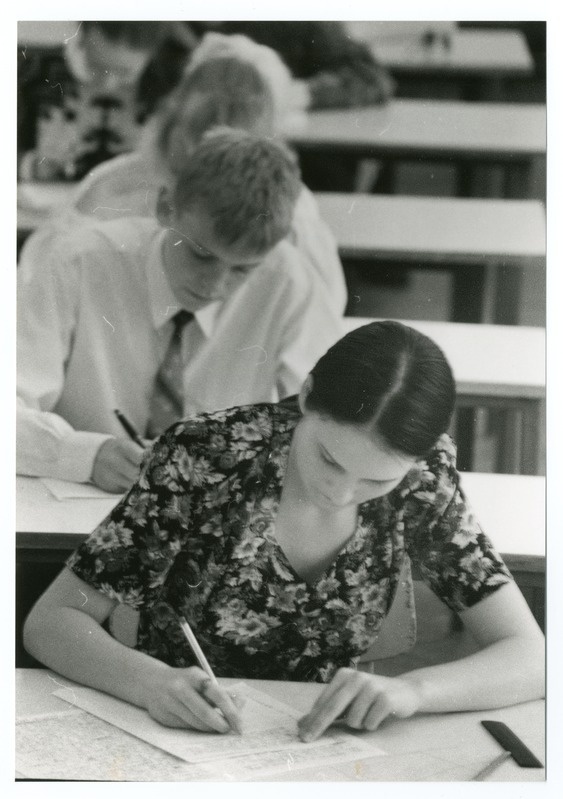 Foto. Lõpukirjandi kirjutamine Pärnu kesklinna koolis