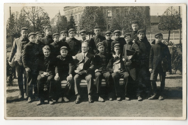 Foto. Pärnu Poeglaste Gümnaasiumi Ia klassi õpilased 1930. aastal