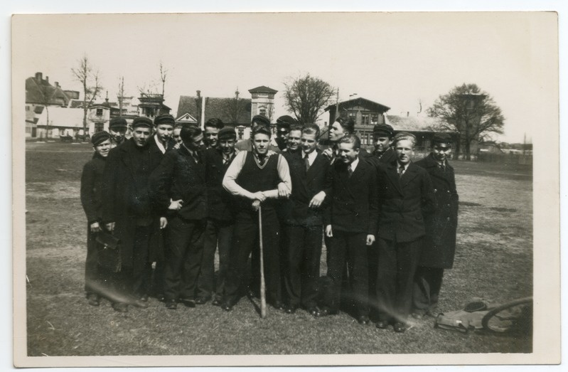 Foto. Pärnu Poeglaste Gümnaasiumi õpilaste pesapallimeeskond