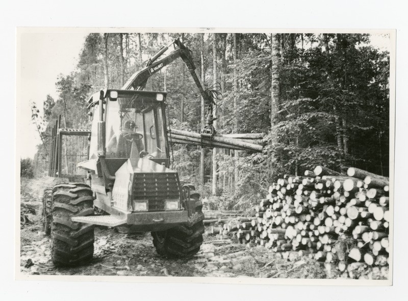 Foto. Palke tõstev laadur