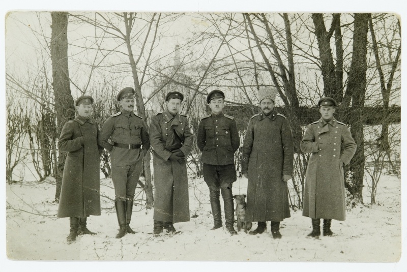 Grupipilt - 1. Eesti Polk Haapsalus 1918.a. Keskel (koeraga) Paul Laamann.