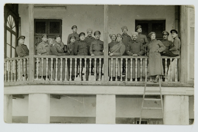 Grupipilt hoone rõdul - 1. Eesti Polk Haapsalus 1918.a.