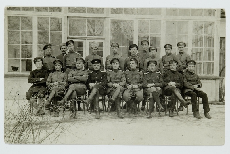 Grupipilt - 1. Eesti Polk Haapsalus 1918.a. Keskel Paul Laamann.