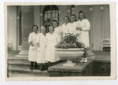 Foto. Pärnu Mudaravila masseerijad 1949. aastal  similar photo