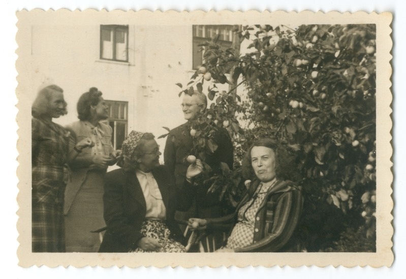 Foto. Heinrich ja Helmi Meri koduõuel