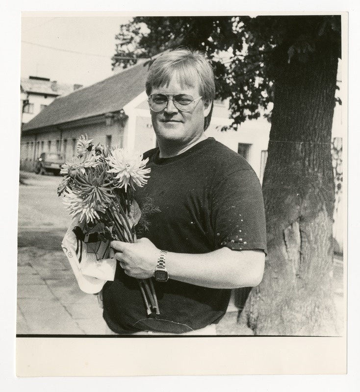 Foto. Lillekimpu hoidev Erkki Mendelin