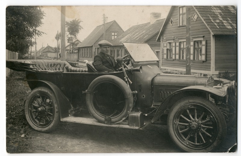 Foto. Sõiduauto Pärnus
