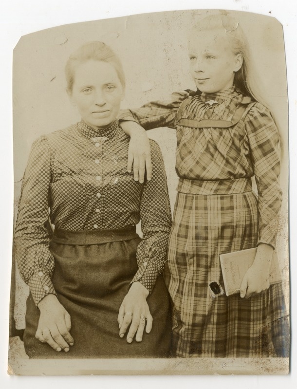 Foto. Juuli ja Helmi Niggol