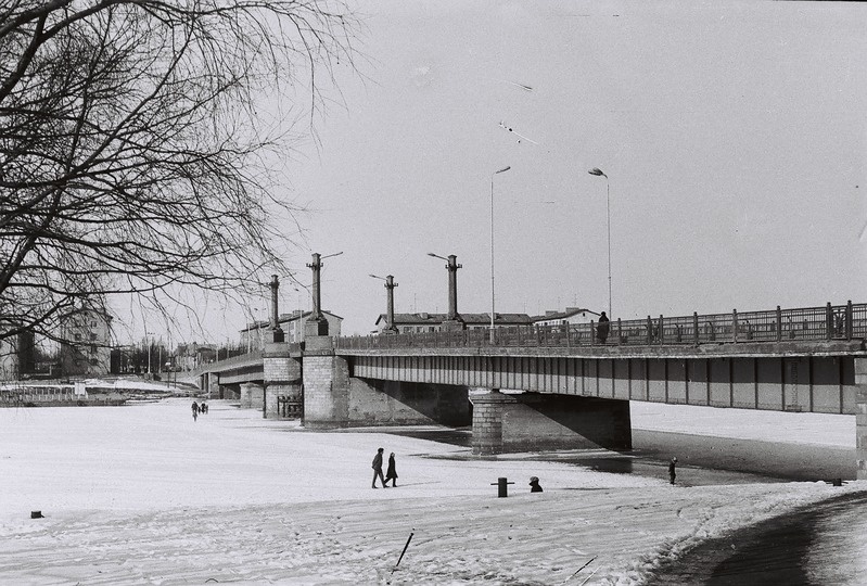 Negatiiv. Pärnu kesklinna sild talvel