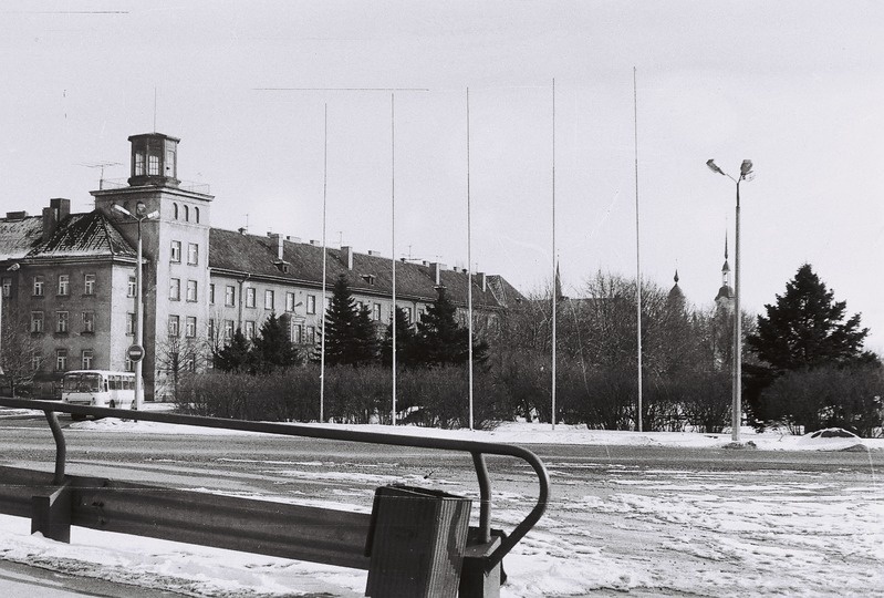 Negatiiv. Pärnu keskväljak 1980ndatel