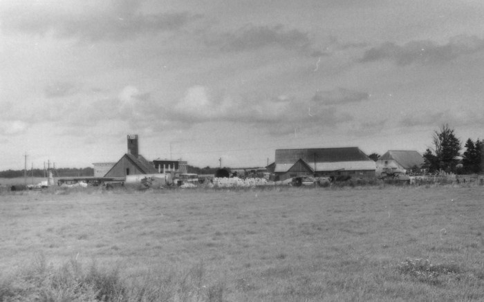 Putkaste sovhoosile kuulunud hooned Putkastes. Vasakul pritsikuur