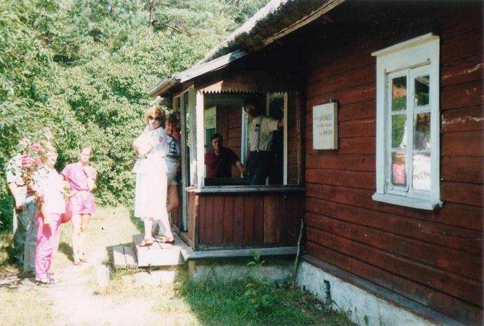 Grupp soomlasi Kassaris Aino Kallase suvemaja juures