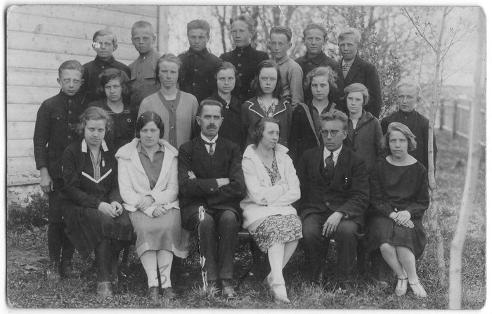 Grupifoto. Reigi 6-kl. algkooli V klassi õpilased ja õpetajad 1927/1928 õppeaastal