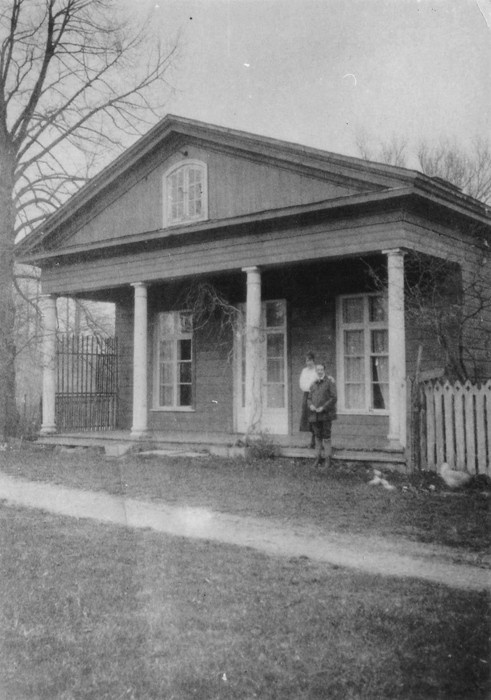 Sammastega maja (kalevivabriku direktorite, hoovimeistri jt.ülemuste maja) Kärdlas kalevivabriku peavärava kõrval