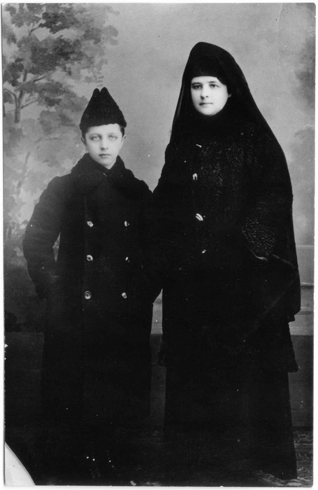 Ateljeefoto. Kärdla Kalevivabriku direktor Hans Peltzeri lesk pojaga üleriietes