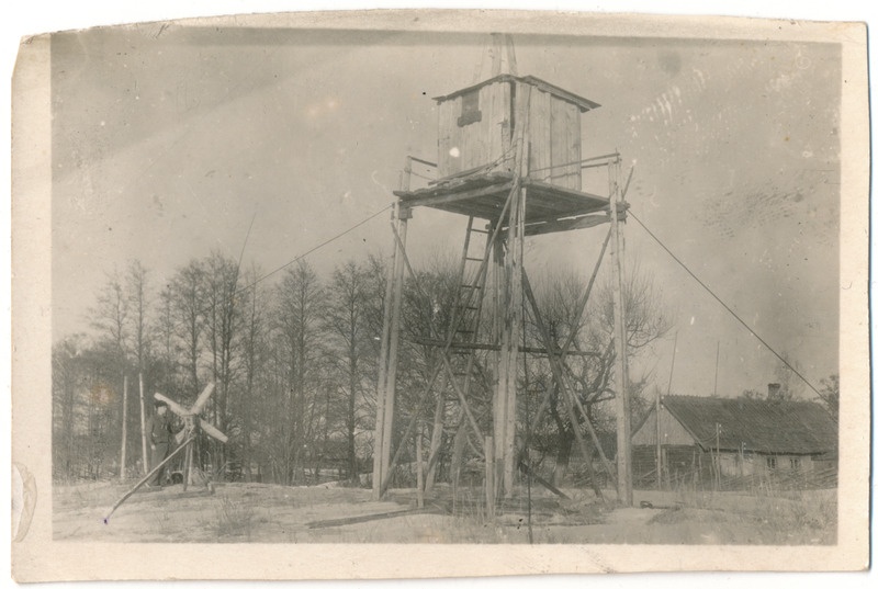 Kiduspe k Saralde talu  tuulegeneraatori ehitamine ca 1950. Alustorn ja tuulelabad maas