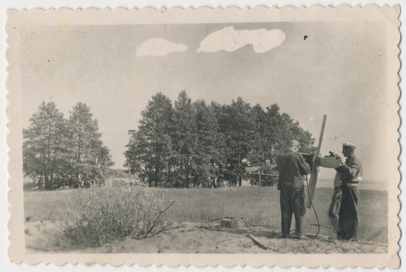 Kiduspe k Saralde talu  tuulegeneraatori ehitamine ca 1950. Kaks meest tuulelabadega