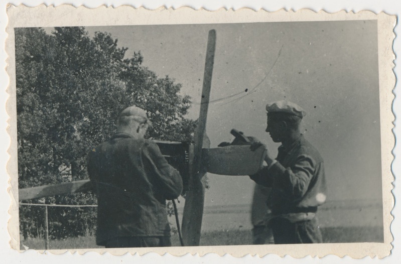 Kiduspe k Saralde talu  tuulegeneraatori ehitamine ca 1950
Kaks meest tuulelabadega, lähivõte