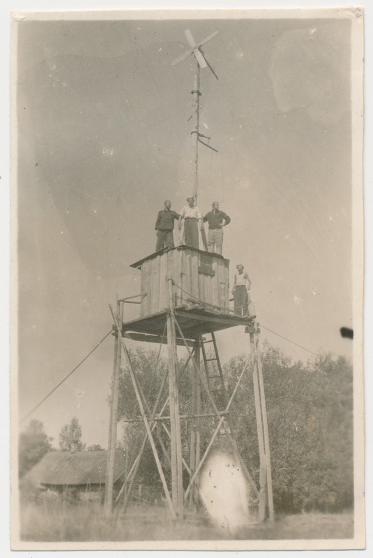 Kiduspe k Saralde t tuulegeneraator-jõujaam. 1950. Tornis kolm meest