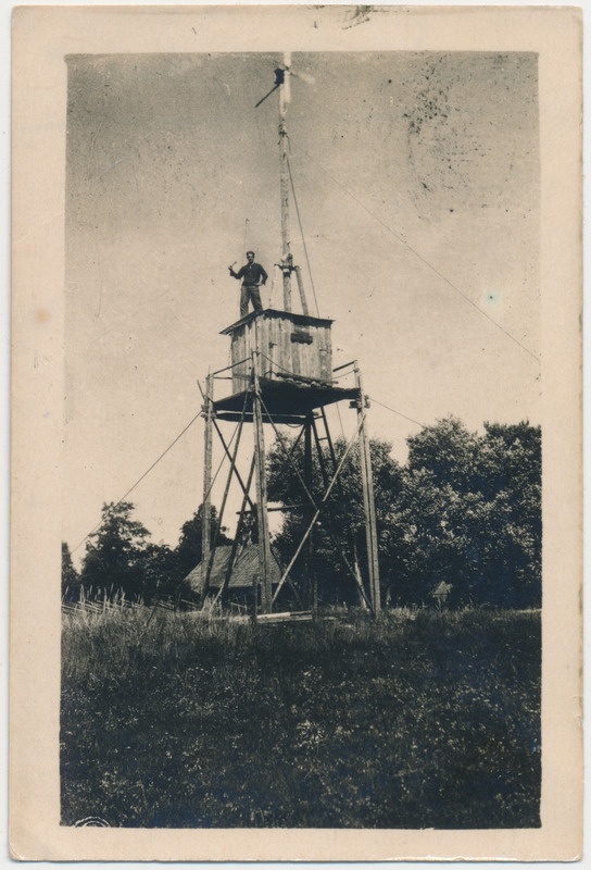Kiduspe k Saralde t tuulegeneraator-jõujaam. 1950. Tornis üks mees