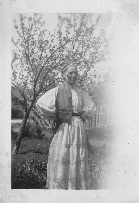 Marie Kiibus Emmaste rahvariides, peas palmik ilma tanuta