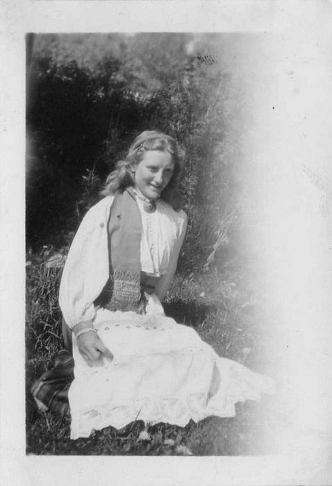 Helma Kiibus Emmaste rahvariideis, peas palmik