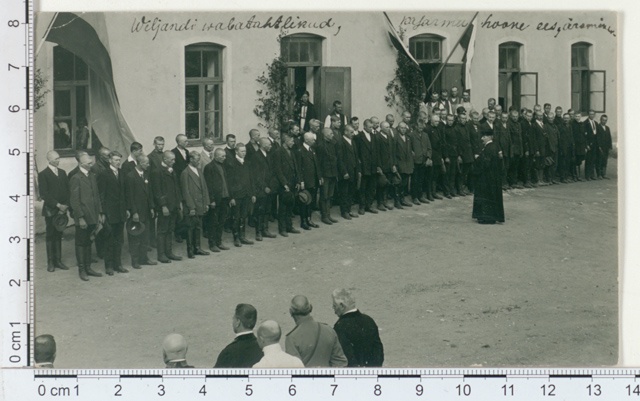 Viljandi vabatahtlikud Kasrmu hoone ees, äraminek