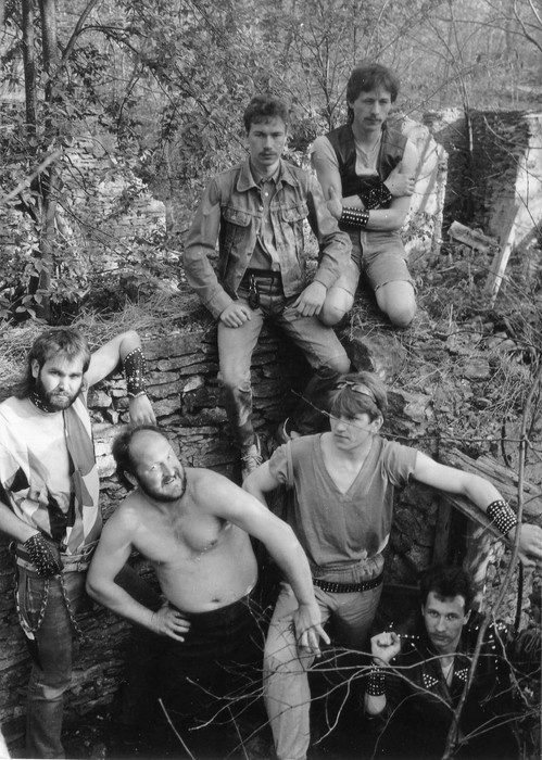Hiiumaa rockansambel "Omas Kojas" Pühalepa kõrtsi varemetes
