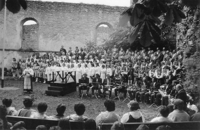 Käina laulupäev kiriku varemetes 1989.a.