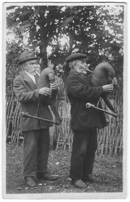 Torupillimämgijad Priidu ja Juhan Maaker. Taustaks korendusaed  duplicate photo