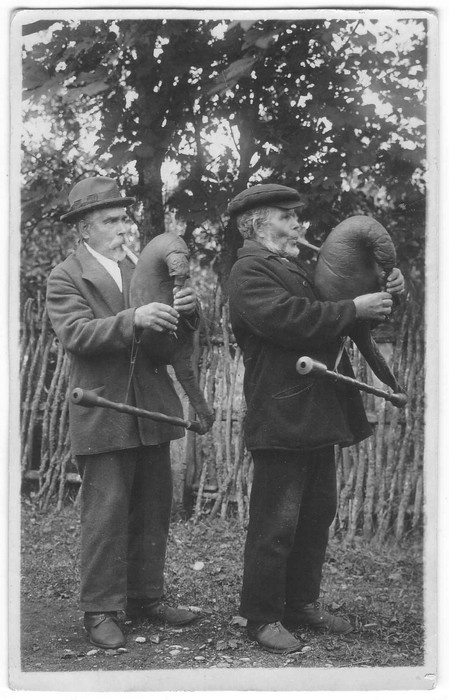 Torupillimämgijad Priidu ja Juhan Maaker. Taustaks korendusaed