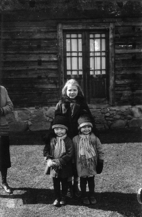 Klaasnegatiiv. Kolm üleriietes last (tüdrukut) maja ees