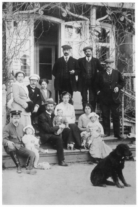 Seltskond Kõrgessaare mõisa trepil. Esiplaanil suur koer
