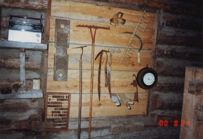 Lassi küla Aruvälja talu etnograafiline kogu sisevaade, seinal põllutööriistad.